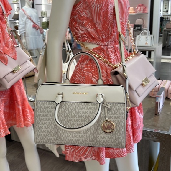 Michael Kors med Duffel Travel - Leather/Coated
35S2GTFU2B
Light Cream Multi
NWT - Picture 10 of 16